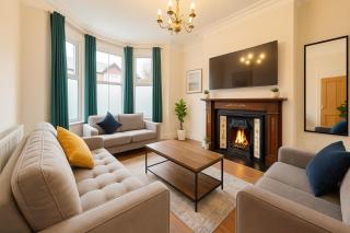 Large CityCentre Townhouse & Hot Tub, Pool Table and Offroad Parking - 5