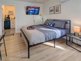 Centrally Located LA Private Studio with Food Scene - 2