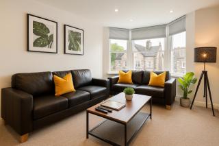 8 Person, 4 Bedroom Light, Warm & Modern Apartment - 0