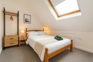 8 Person, 4 Bedroom Light, Warm & Modern Apartment - 9