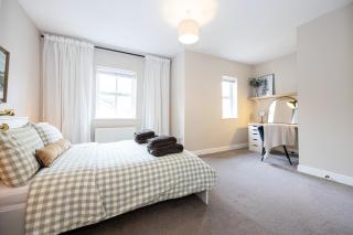 Luxury 3 Bed Full House with Free Parking - 6