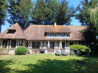 Chant des mouettes Maison rénovée spacieuse tout confort grand jardin belle terrasse aménagée parking 8 personnes 4 sdb 5 wc à 10 mn à pied de la mer Port en Bessin tous commerces restaurants proche Omaha Beach - 1