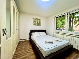 Spacious Two-Bedroom Apartment with Free Parking - 3