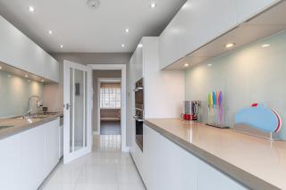 Luxury 2-Bed Apartment London - 6
