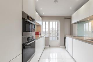 Luxury 2-Bed Apartment London - 7