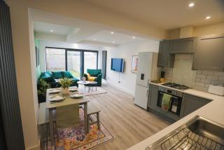Luxury 5BR Home Close To All - Free WiFi - Parking - 4