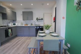 Modern 5BR Home Close To All - WiFi - Parking - 1