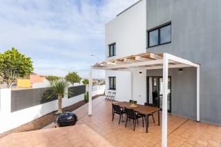 Villa de 4 dormitorios, moderna y nueva, con aire acondicionado, cerca del mar y playa - Casa Maravilla - 0