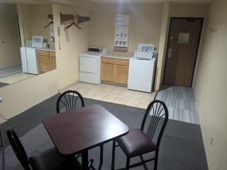 Super 8 by Wyndham Altoona - Altoona - 4