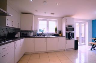 Grandeur at Kennedy-Stylish 5 Bedrooms- Sleeps 9- WiFi-Parking - 6