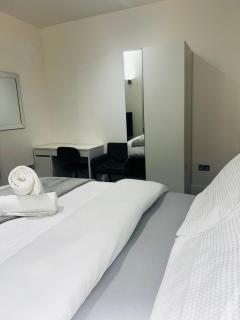 Large 'n' Bright Room - 2