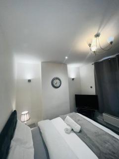 Large 'n' Bright Room - Middlesbrough - 8