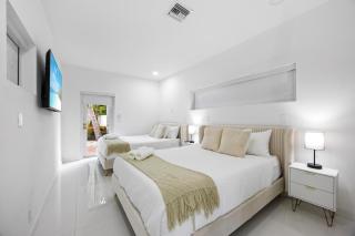 9kft Mega Retreat, Jacuzzi Tennis, Lake 11 BR - Tamarac - 2