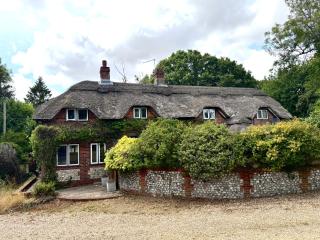 3 Bedrooms, 3 Double Beds, 6 Guests, Countryside Thatched Cottage - Four Marks - 9