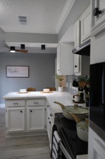 Modern Retreat for Families with Games & Outdoor Fun - Houston - 9