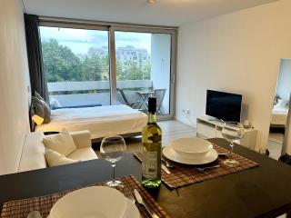 Chic Apartment - Rooftop Pool & Alps View - München - 1