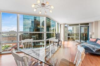 Fantastic Two Bedroom Condo with Panoramic City Views - Vancouver - 3
