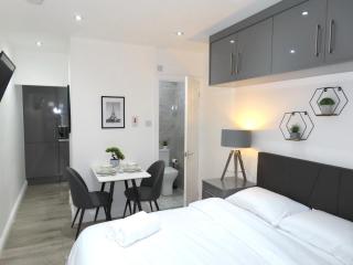 6 Mins to NEC & BHX Apartment with FREE Parking - 0