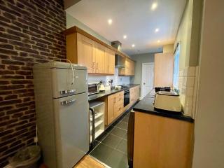 Stylish 3-Bedroom Home! - Bedworth - 9