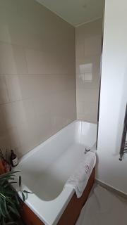 Double bed, ensuite, off street parking - 6