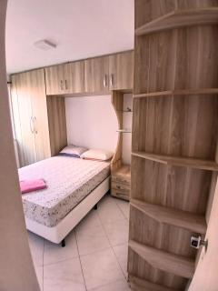 Quarto com ar e cama de casal no Rio Vermelho - 9