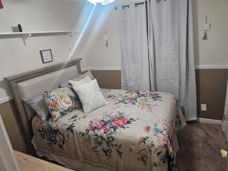 The Cozy Ruby Entrance Cottage - Montgomery - 7