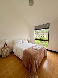CR MARIPOSA RENTALS lakeview, spacious penthouse with office, pool, gym, Jacuzzi - Santa Ana - 7
