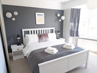 4-Bed Home, 5 min Walk to the Beach - Southbourne - 8