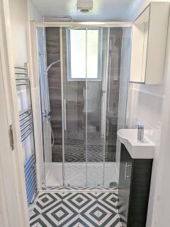 4-Bed Home, 5 min Walk to the Beach - 7