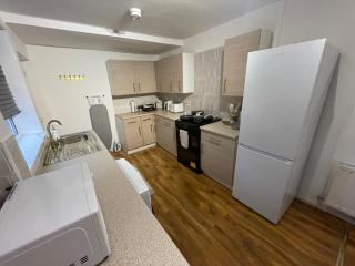 Spacious 3-Bed Home with Free Off-Street Parking Near Newcastle - East Howdon - 4