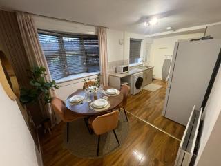 Spacious 3-Bed Home with Free Off-Street Parking Near Newcastle - East Howdon - 1