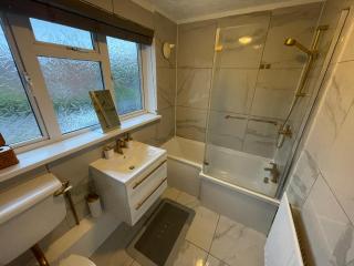 Spacious 3-Bed Home with Free Off-Street Parking Near Newcastle - East Howdon - 3