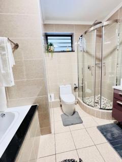 Luxury Lakeview Stay With Workspace - Midrand - 1