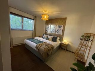 Spacious 3-Bed Home with Free Off-Street Parking Near Newcastle - East Howdon - 0