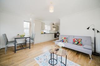 Central Woking Retreat - Two-bed flat with parking - 0