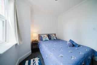 Central Woking Retreat - Two-bed flat with parking - Horsell - 7