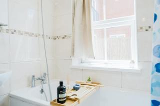 Central Woking Retreat - Two-bed flat with parking - Horsell - 1