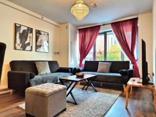 Explore London: 2 Bedroom House in Wood Green - 0