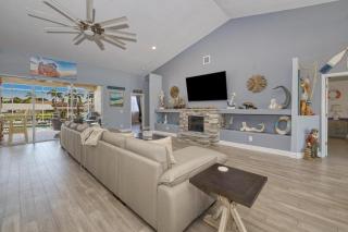 Gorgeous, One-Story, Open-Concept Home with 2,791sqft, Smart TVs, 8 Bikes, Heated Pool with Waterfall, Fishing and Beach Gear, Baby Essentials, Dog Friendly! Gulf of Mexico Access! - Cape Coral - 5