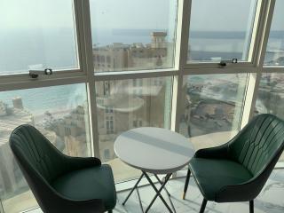 Sea view penthouse with DJ lounge - Ajman - 3