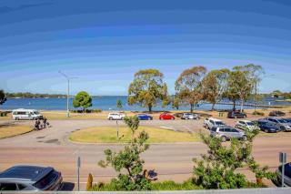 Luxe 3BR Waterfront Townhouse on the Esplanade - Paynesville - 9
