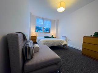 Stylish City Centre Flat - Balcony and Parking - 6