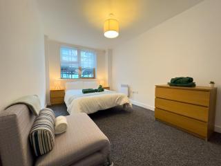 Stylish City Centre Flat - Balcony and Parking - 5