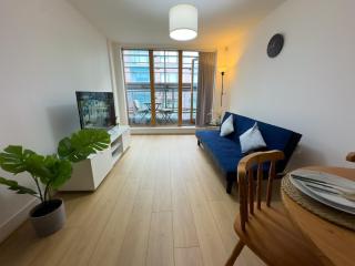 Stylish City Centre Flat - Balcony and Parking - 4