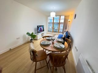 Stylish City Centre Flat - Balcony and Parking - 3