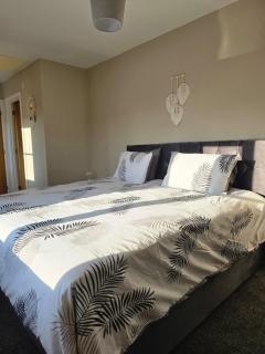 Spacious & Homely Colchester Stay-Great Location - - 6
