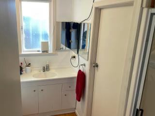 Mid-Century Peace in a Prime Location - Auckland - 3