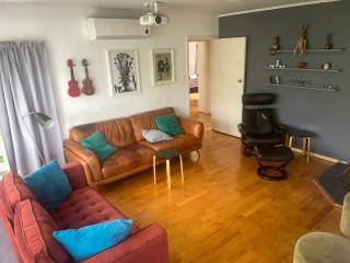 Mid-Century Peace in a Prime Location - Auckland - 0