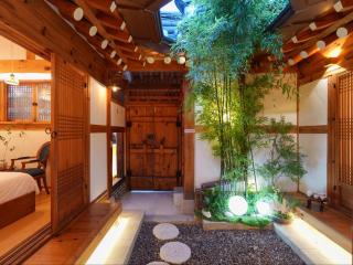 July Opening Special, 4 Minutes Walk from Gyeongbokgung Station, Hanok, Traditional Experience, Right Next to Gyeongbokgung, Insadong, Bukchon, Seochon, Gwanghwamun, Myeongdong, Dongdaemun, Luggage Storage, Sleeps 9, Hotel-Quality Bedding, Air Condition - Seoul - 6