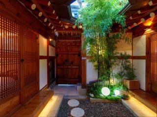 July Opening Special, 4 Minutes Walk from Gyeongbokgung Station, Hanok, Traditional Experience, Right Next to Gyeongbokgung, Insadong, Bukchon, Seochon, Gwanghwamun, Myeongdong, Dongdaemun, Luggage Storage, Sleeps 9, Hotel-Quality Bedding, Air Condition - Seoul - 2